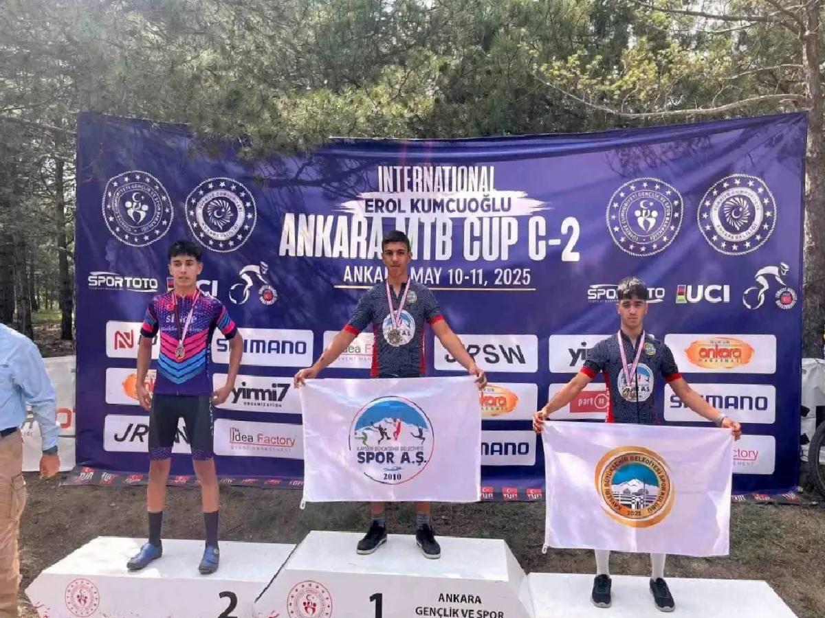 Kayserili Bisikletçiler Ankara MTB Cup’ta Altın ve Bronz Madalya Kazandı