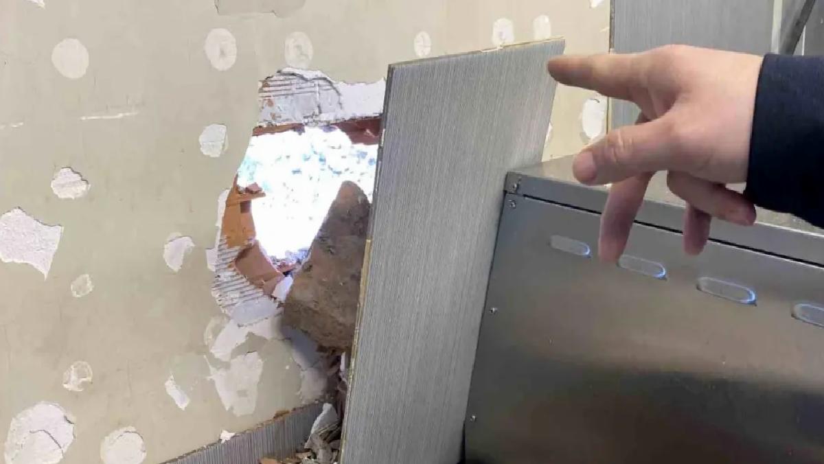 Kepçe İş Yerine Çarptı