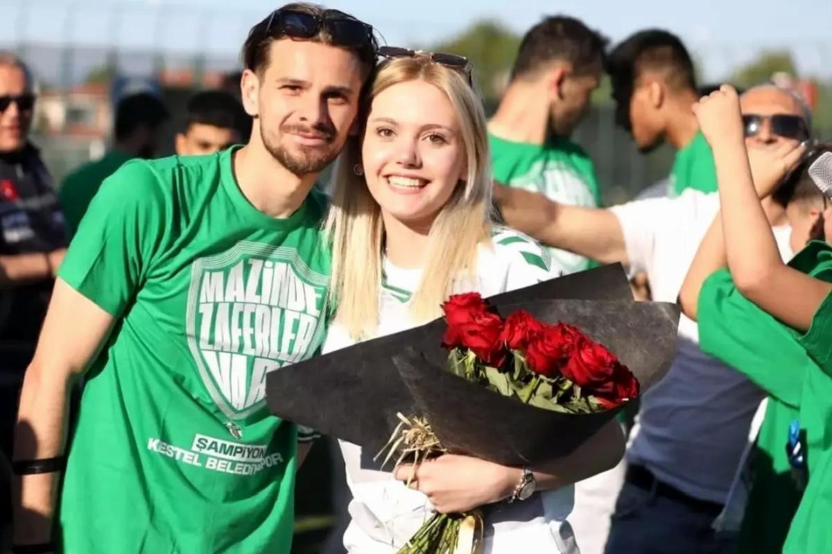 Kestel Belediyespor’un Futbolcusundan Saha İçinde Evlilik Teklifi