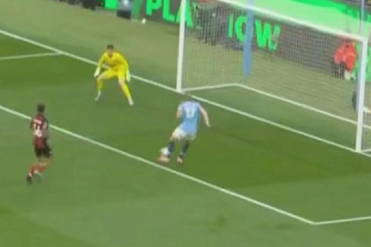 Kevin De Bruyne Etihad’daki son maçında inanılmaz bir gol kaçırdı