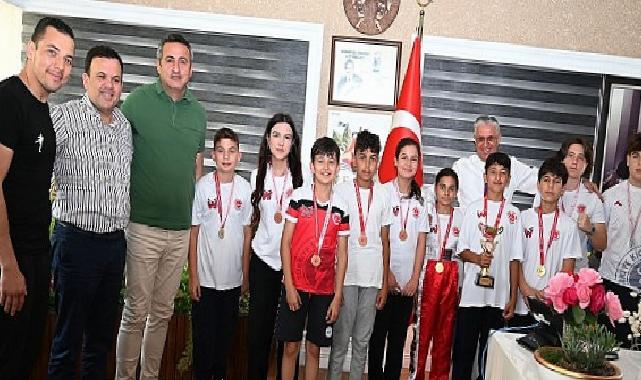 Kick Boks atletleri muvaffakiyetlerini Lider Topaloğlu ile paylaştı