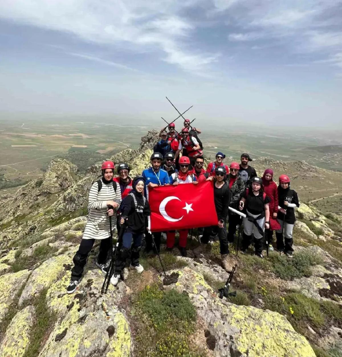 Kırşehir’de Dağcılar 19 Mayıs’ı Dorukta Kutladı