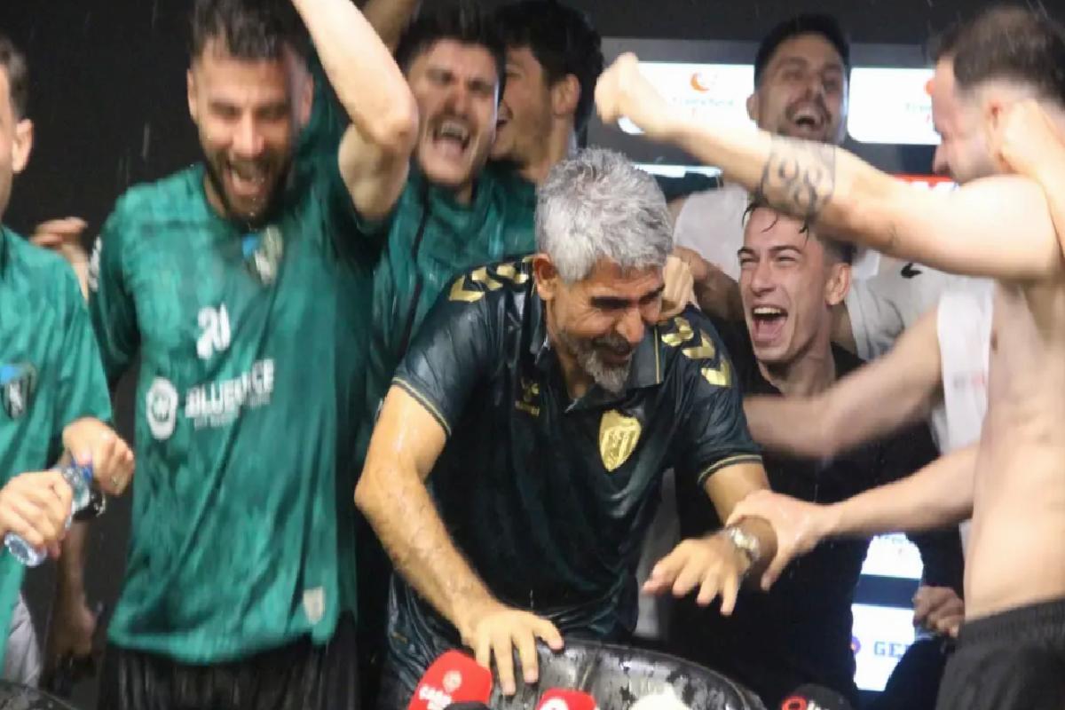 Kocaelispor Şampiyonluğunu Kutladı