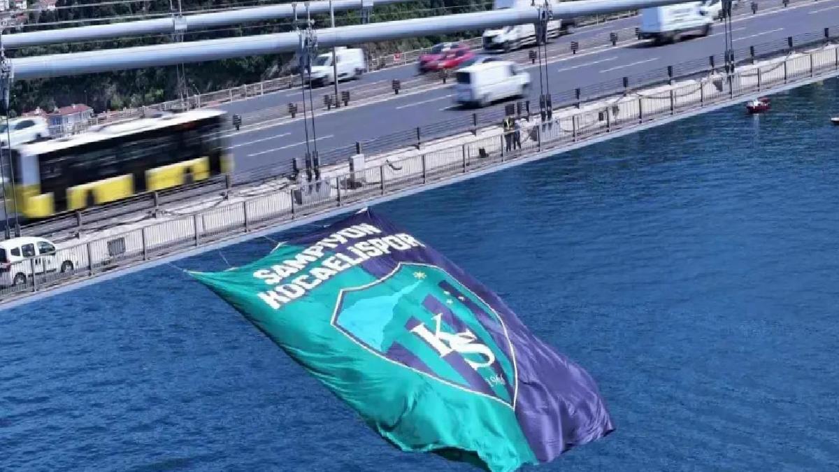 Kocaelispor’un Şampiyonluk Bayrağı İki Köprüye Asıldı