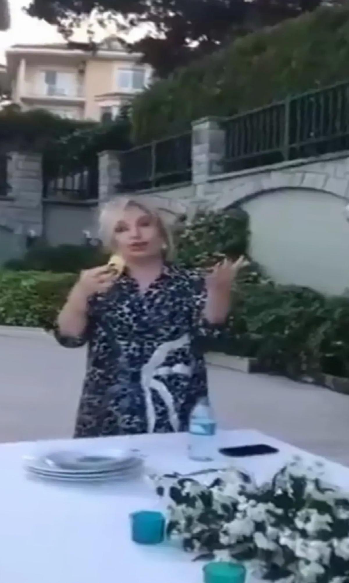 Komşularıyla yemekte Emel Sayın’dan unutulmaz bir akşam
