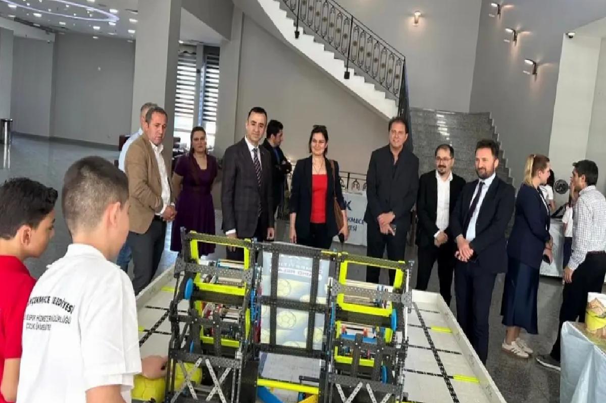 Küçükçekmece’de Bilişim ve Teknoloji Ödül Merasimi Düzenlendi
