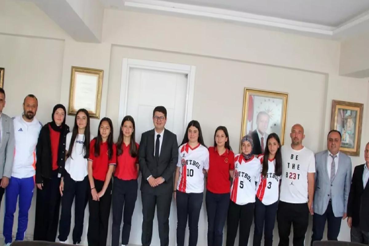 Kula’nın Genç Softbolcularından Ziyaret