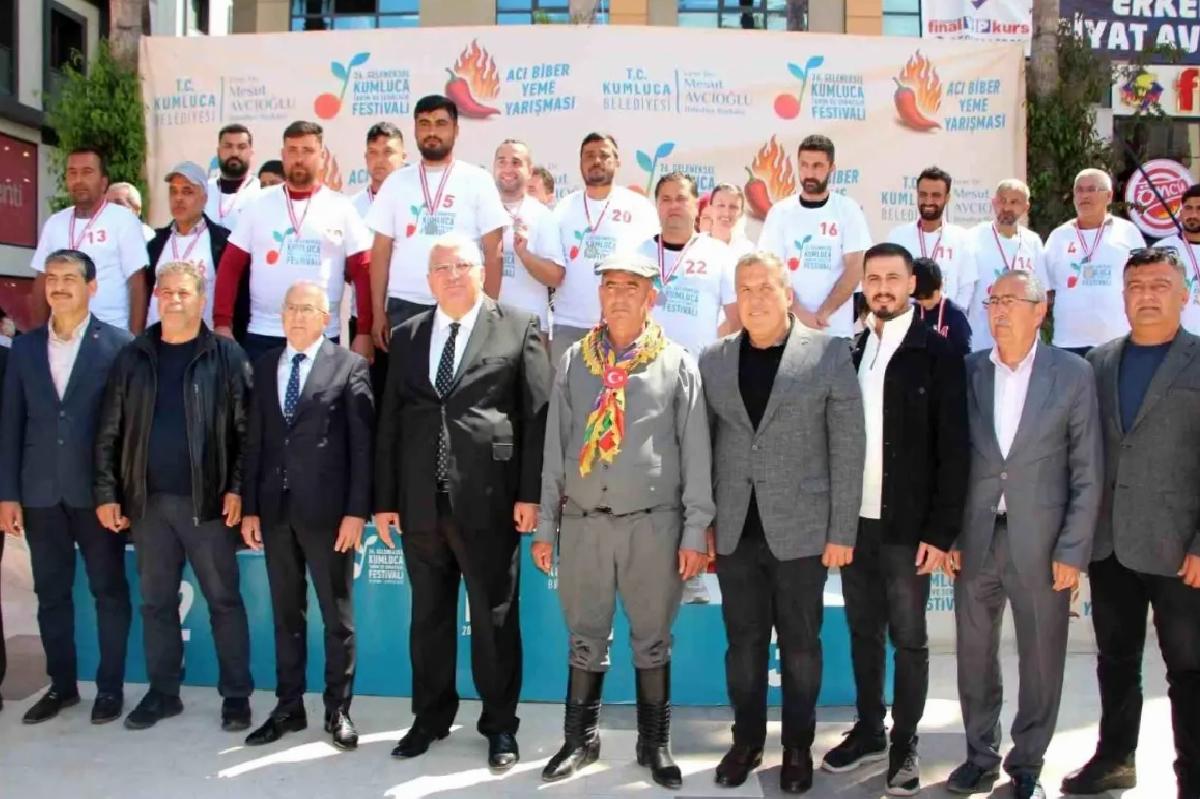 Kumluca’da Acı Biber Yeme Müsabakası Renkli Anlara Sahne Oldu