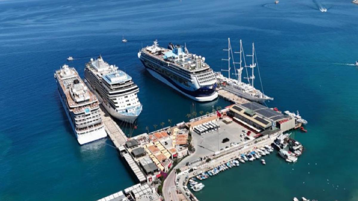 Kuşadası bir günde 5 kruvaziyer ağırladı