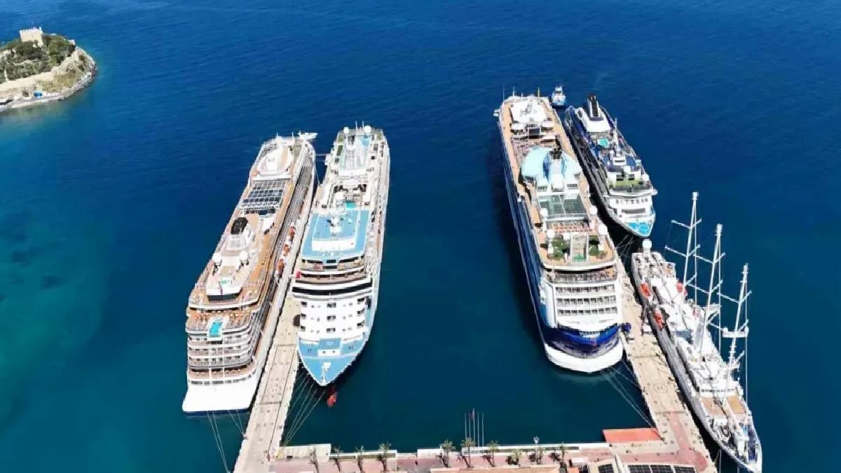 Kuşadası’na 5 Kruvaziyer Gemisiyle 4.902 Turist Geldi