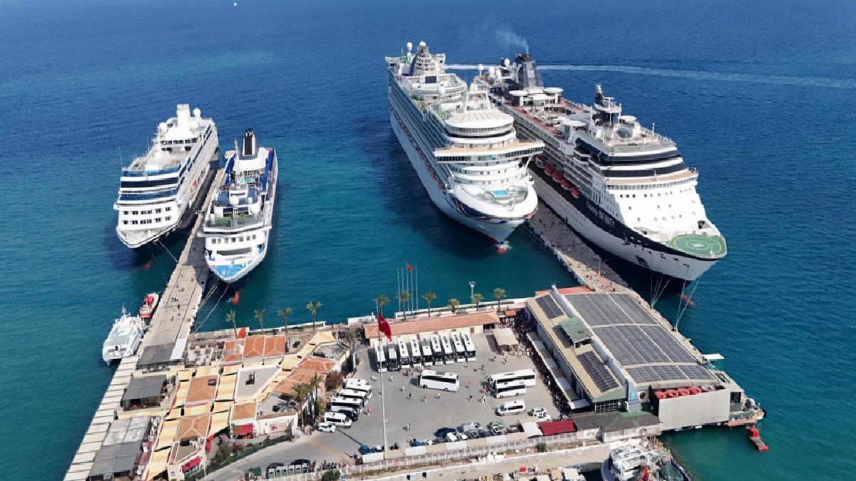 Kuşadası’na birebir anda 4 kruvaziyer demirledi