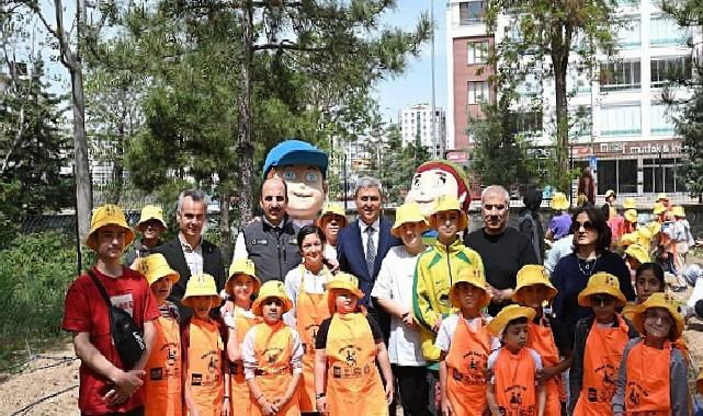 Lider Altay Özel Gençlerle Birlikte Zerzevat Fidelerini Toprakla Buluşturdu