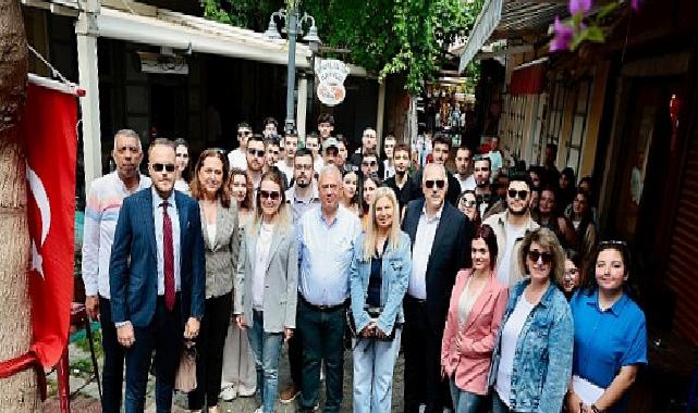 Lider Keyifli Kosovalı öğrencilerle bir ortaya geldi