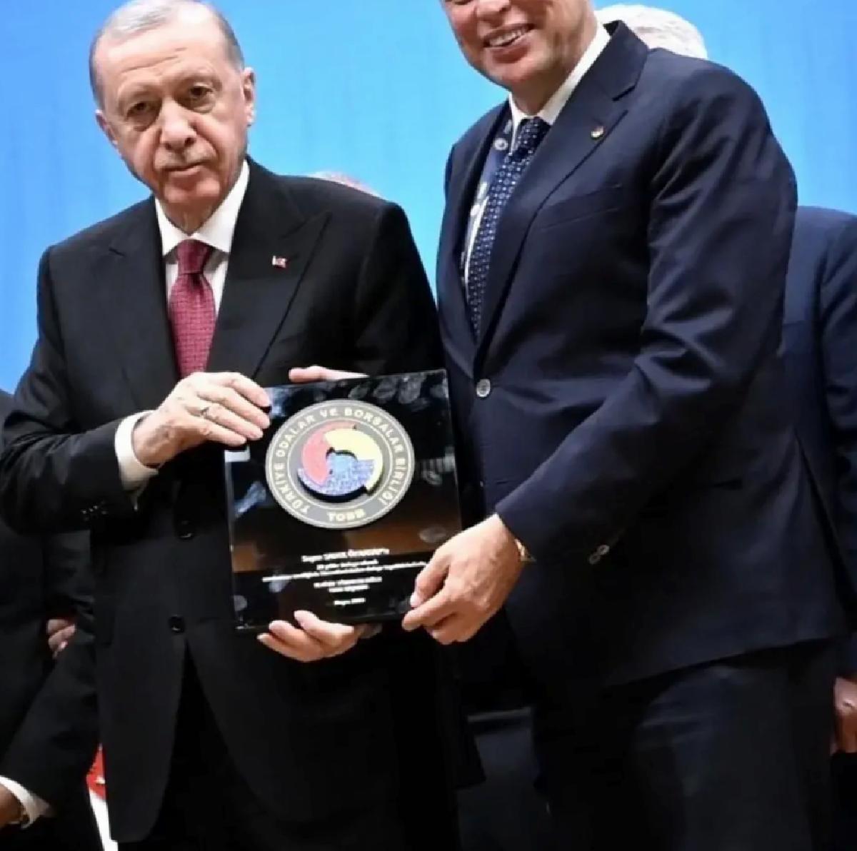Lider Özkasap ‘Hizmet Gurur Belgesi’ni Cumhurbaşkanı Erdoğan’ın elinden aldı