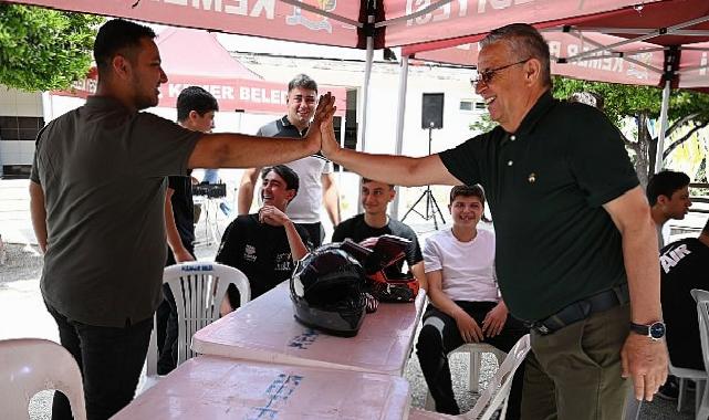 Lider Topaloğlu, liselilerin kermesine katıldı