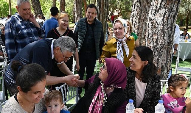 Lider Topaloğlu’ndan belediye işçisine yemek