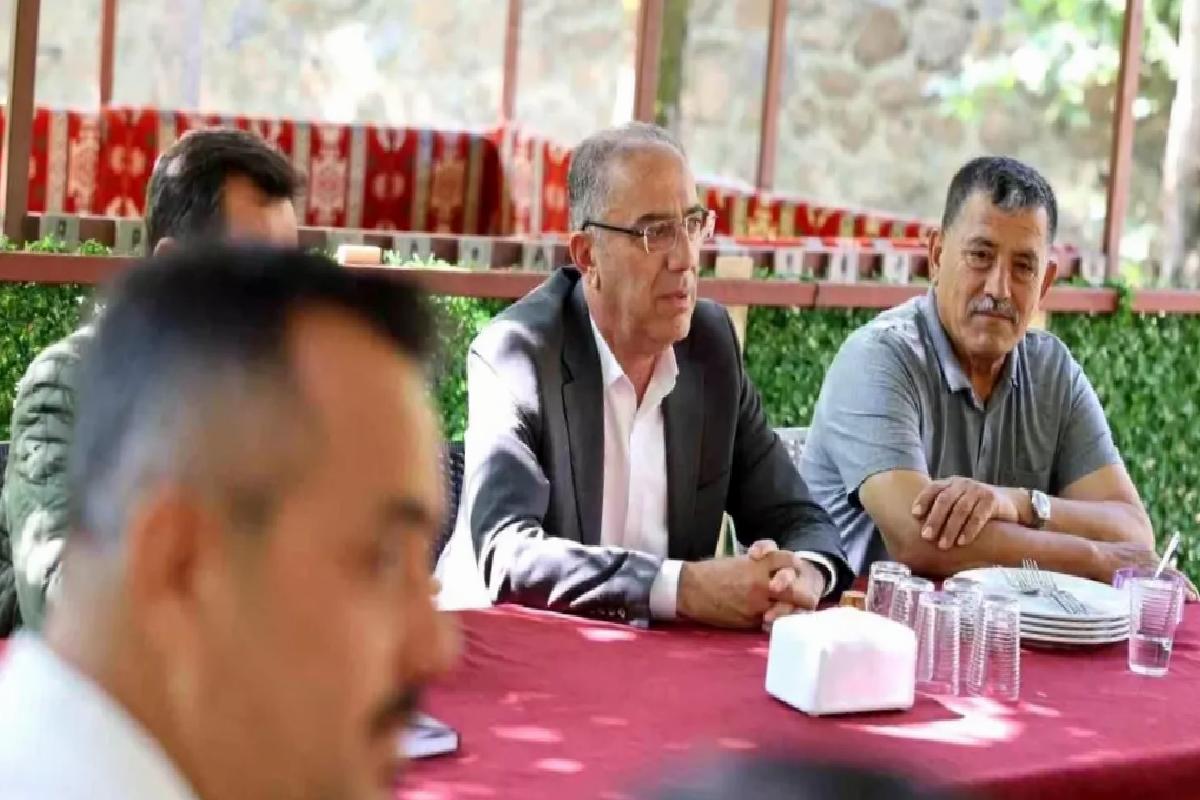 Lider Yapar, Muhtarlarla Bir Ortaya Gelerek Mahalle Muhtaçlıklarını Kıymetlendirdi