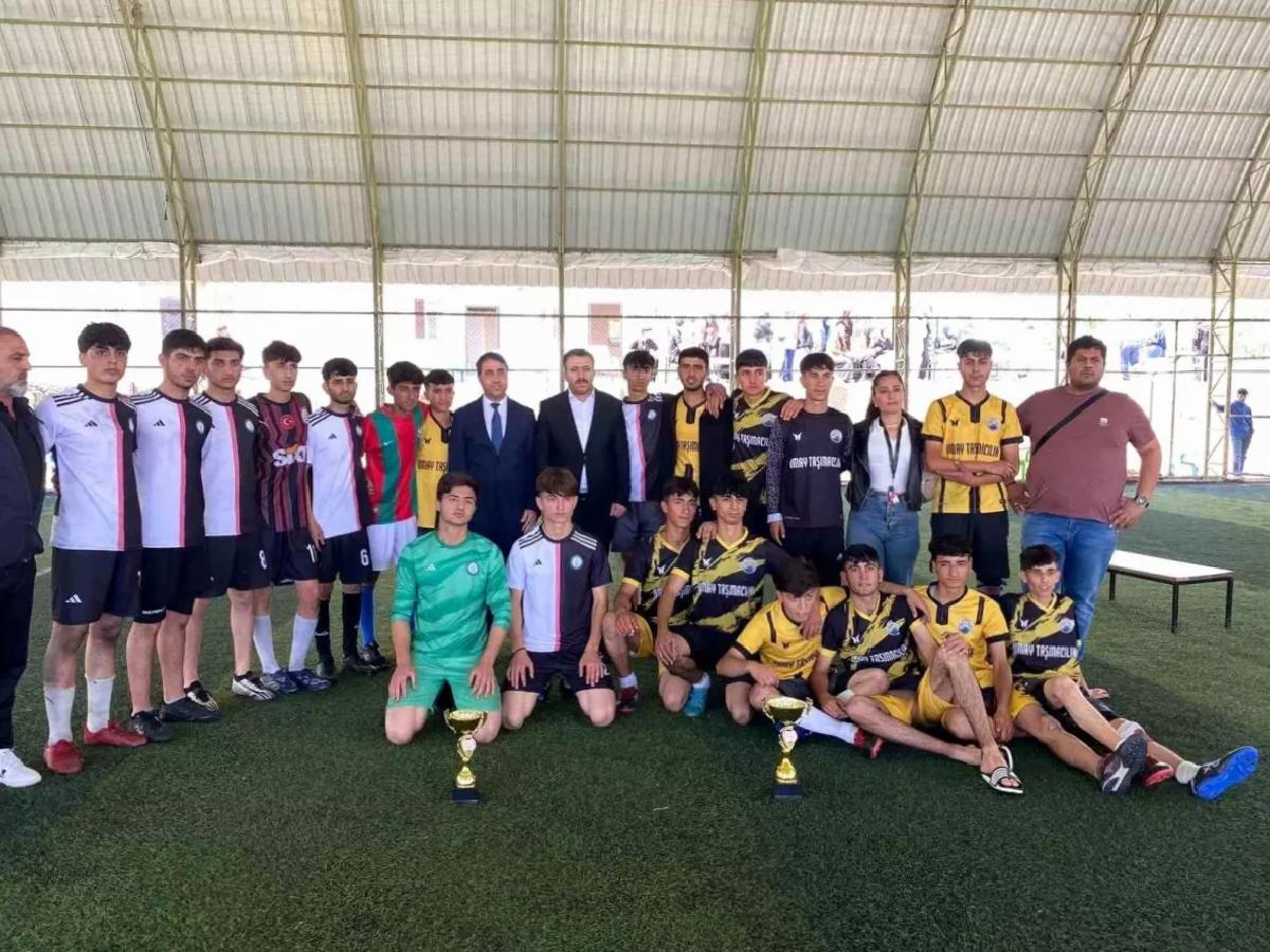 Liseler ortası futbol turnuvası birincisi kupasını Kaymakam Yurdagül’den aldı