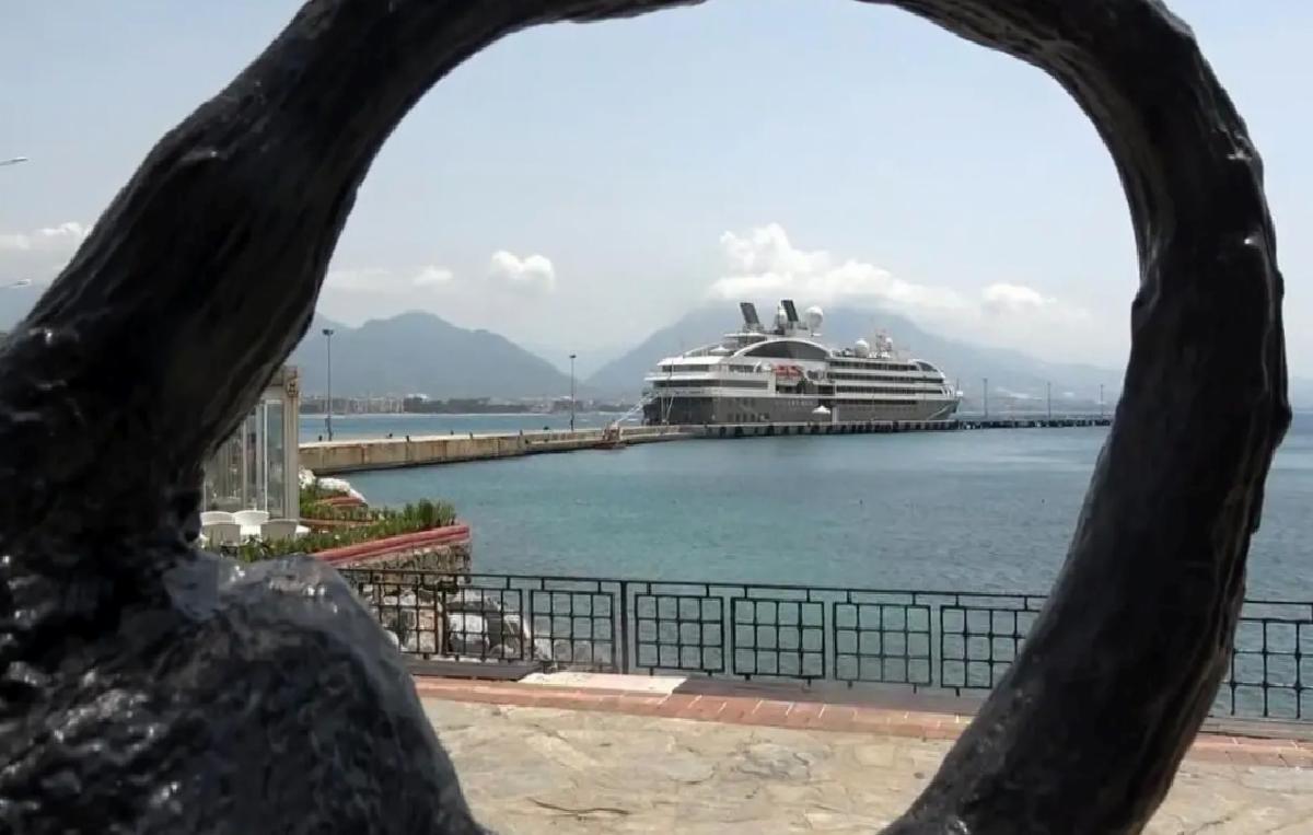 Lüks Kruvaziyer Alanya’ya Demirledi