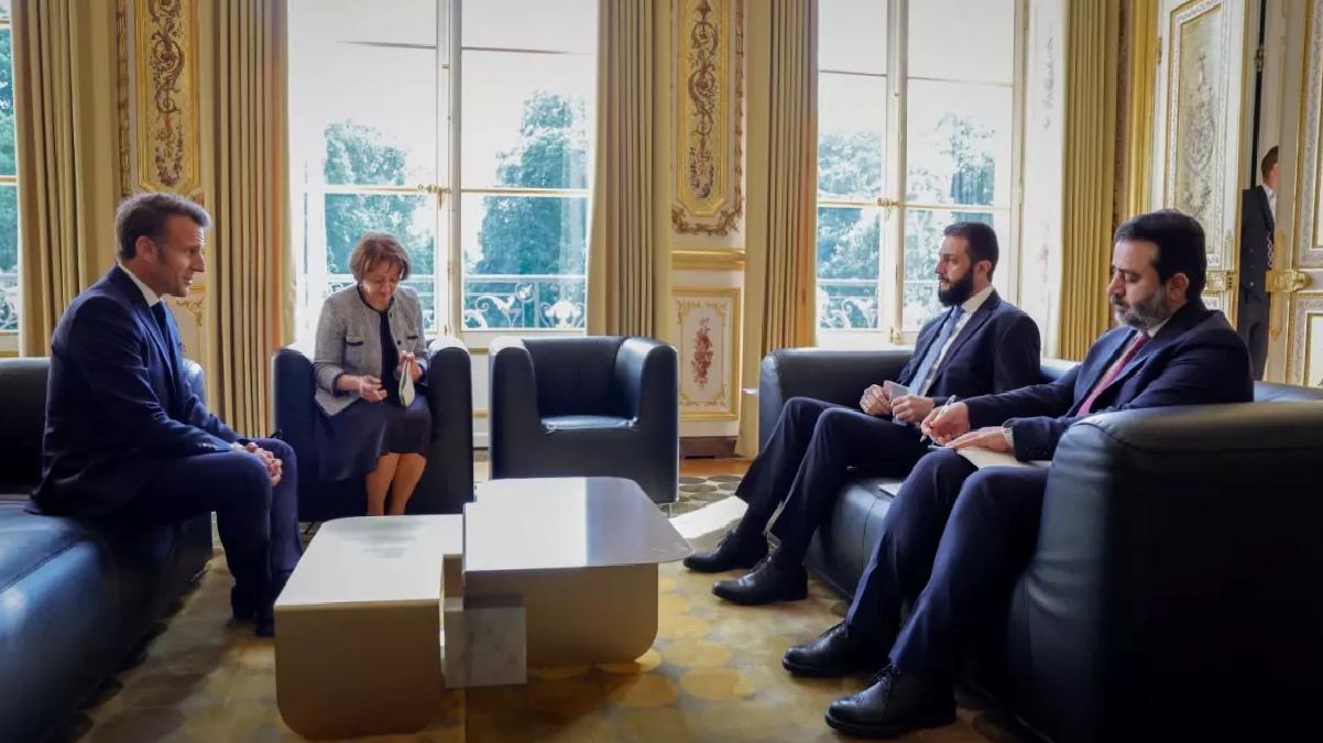 Macron ve Şara Elysee’de Bir Ortaya Geldi