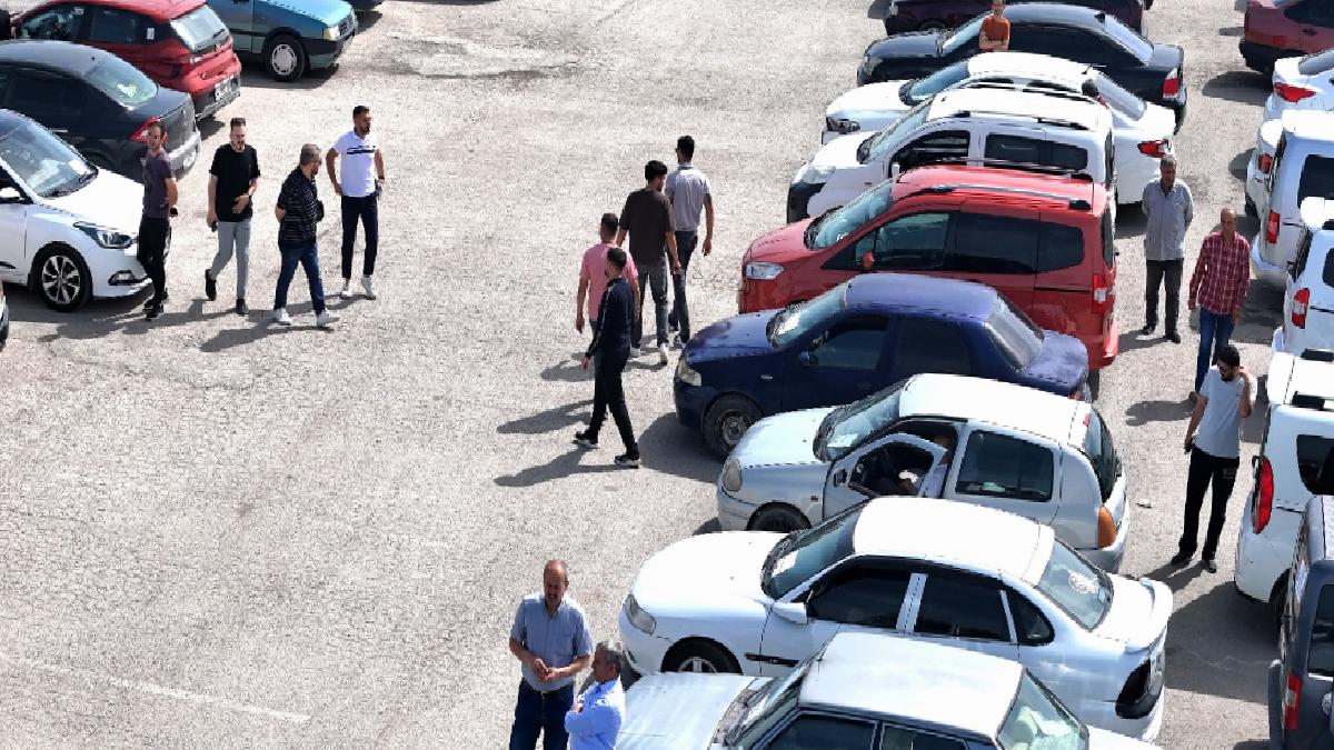 Malatya Açık Oto Pazarı’nda satıcı da alıcı karşılıklı bekliyor