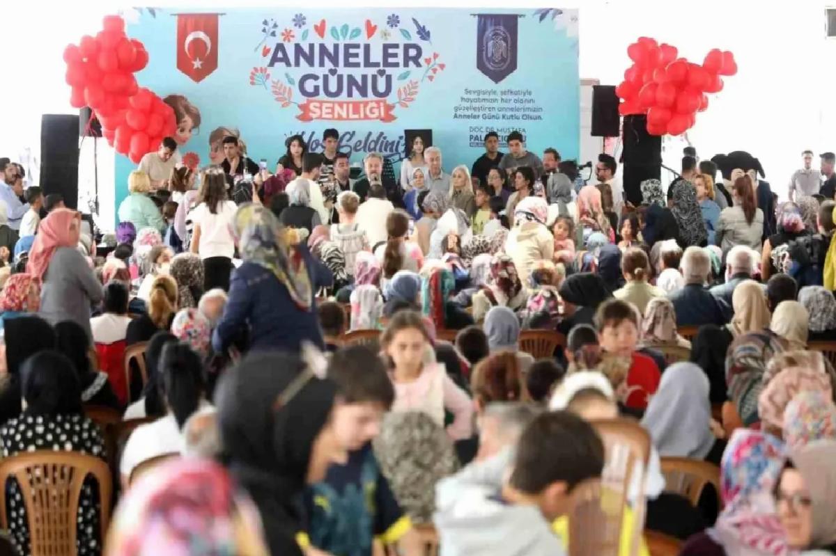 Melikgazi Belediyesi Anneler Günü Şenliği Düzenledi