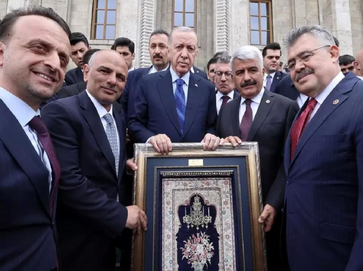Merkezde üretilen birinci Hereke halısı Cumhurbaşkanı Erdoğan’a ikram edildi