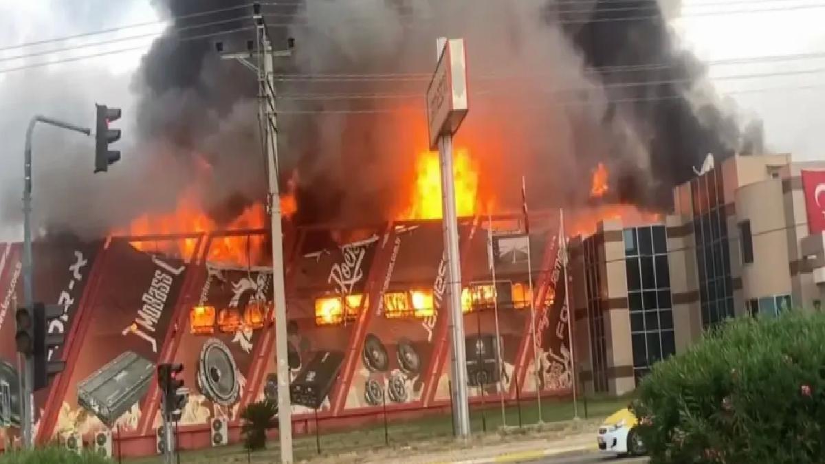 Mersin’de Fabrikada Yangın Çıktı