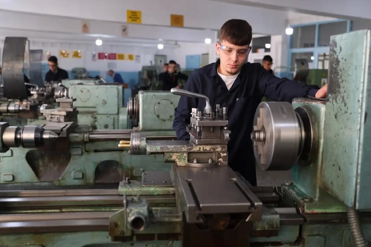 Meslek Lisesi Öğrencileri Üretime Katkı Sunuyor