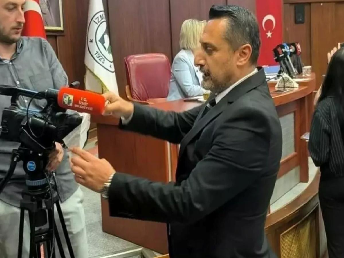 MHP’li Meclis Üyesi Canlı Yayın Kamerasını Bantladı