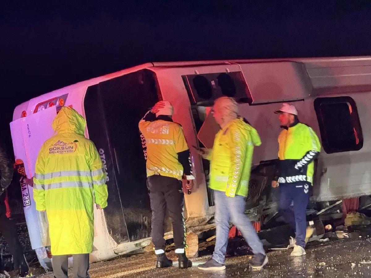 Minibüs Devrildi: 1 Meyyit, 22 Yaralı