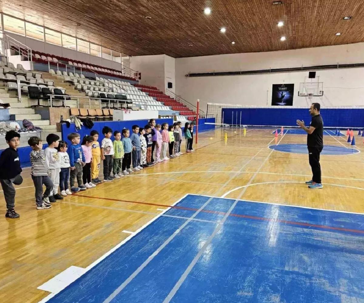 Minik Atletlerden Voleybol Aktifliği