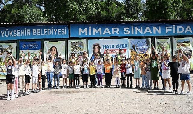 Minik öğrenciler anneleri için en hoş hediyeyi Büyükşehir Belediyesi’nin fidanlığında elleriyle dikti