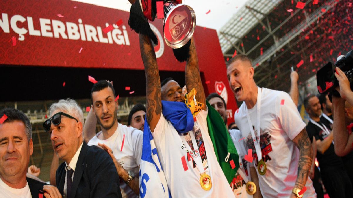 Muhteşem Lig’e çıkan Gençlerbirliği, kupasını aldı