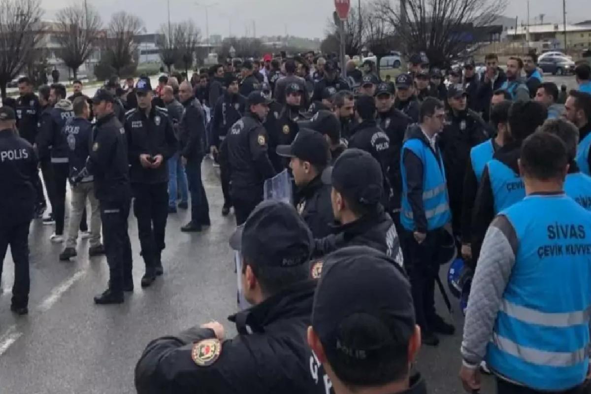 Muhteşem Lig’in esaslı ekibine şok protesto: Taraftar tesisi bastı