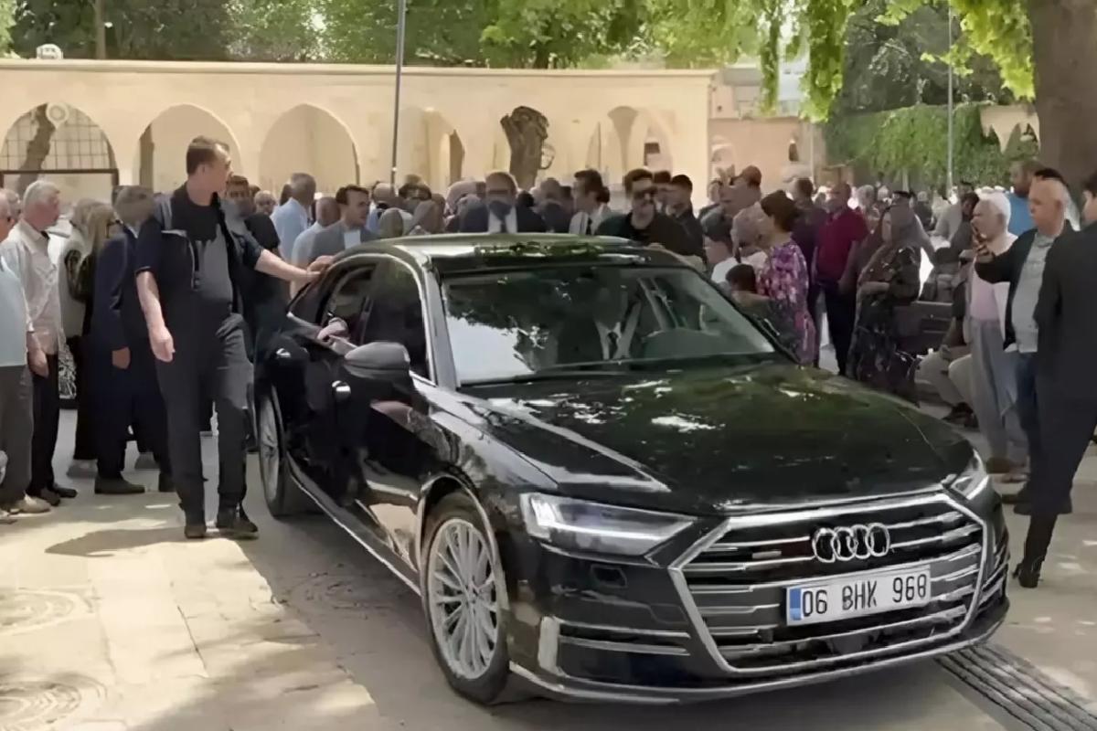 Müsavat Dervişoğlu kutsal yere makam aracıyla girdi