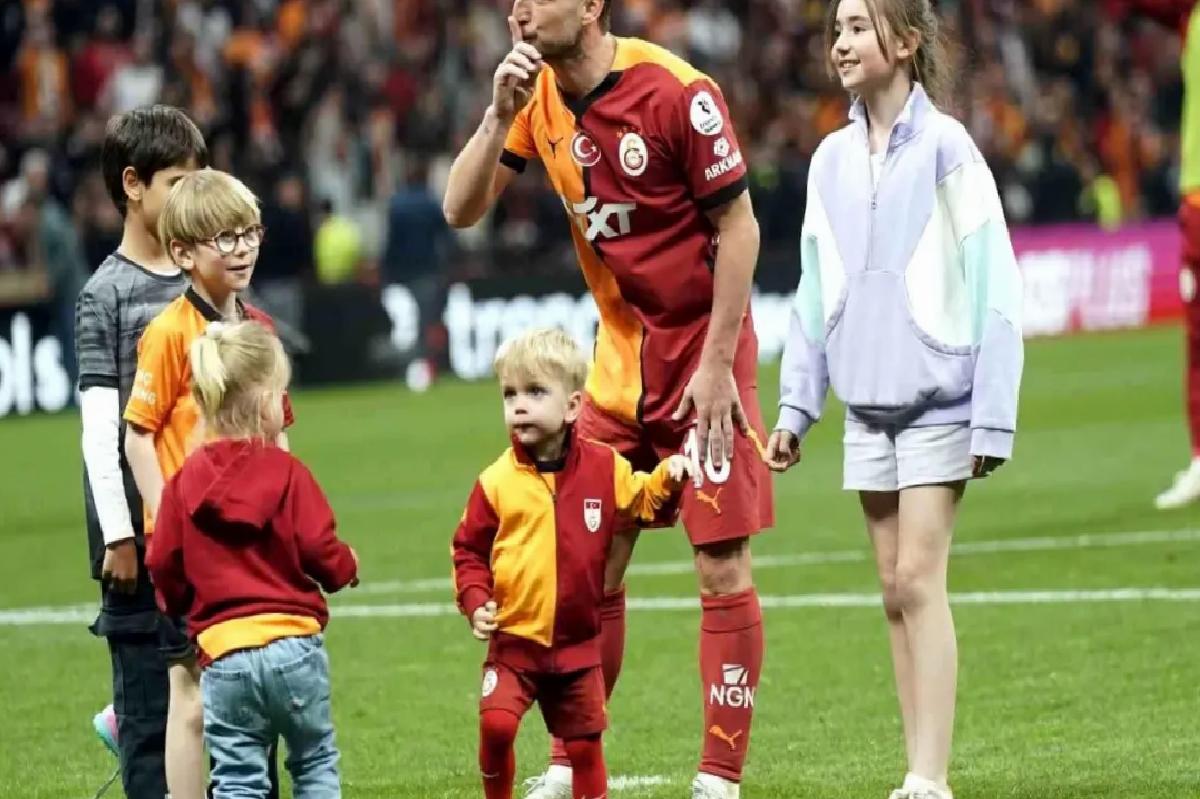 Muslera ve Mertens’ten Taraftarlara 3’lü