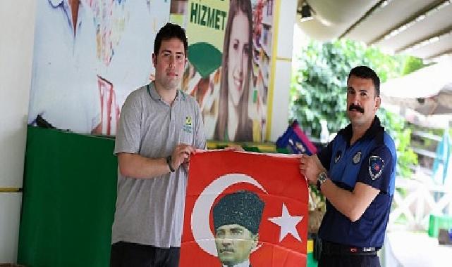 NARLIDERE BELEDİYESİ BASIN MERKEZİ NARLIDERE BELEDİYESİ’NDEN ESNAFA BAYRAK DAĞITIMI Narlıdere Belediyesi, 19 Mayıs’ın 106’ncı yıl dönümü kutlamaları kapsamında ilçe esnafına Atatürk baskılı Türk Bayrağı dağıttı