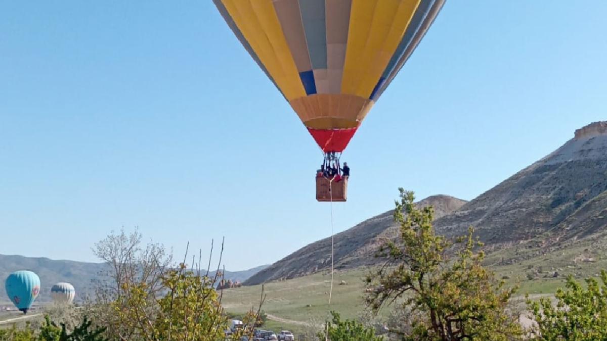 Nevşehir’de sıcak hava balonu, kayalıklara mecburî iniş yaptı