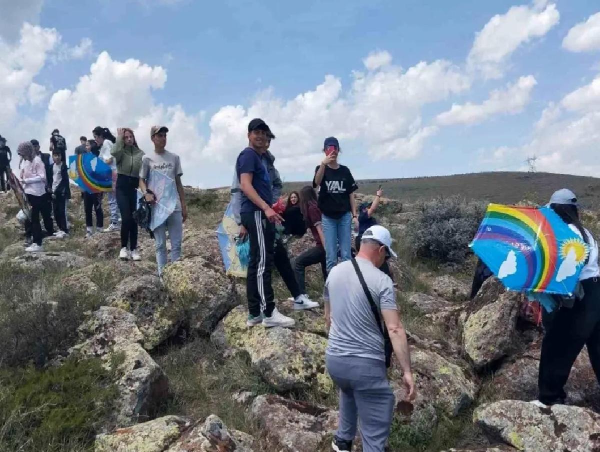 Niğde’de 19 Mayıs Coşkusu: Gençlik Yürüyüşü ve Uçurtma Şenliği