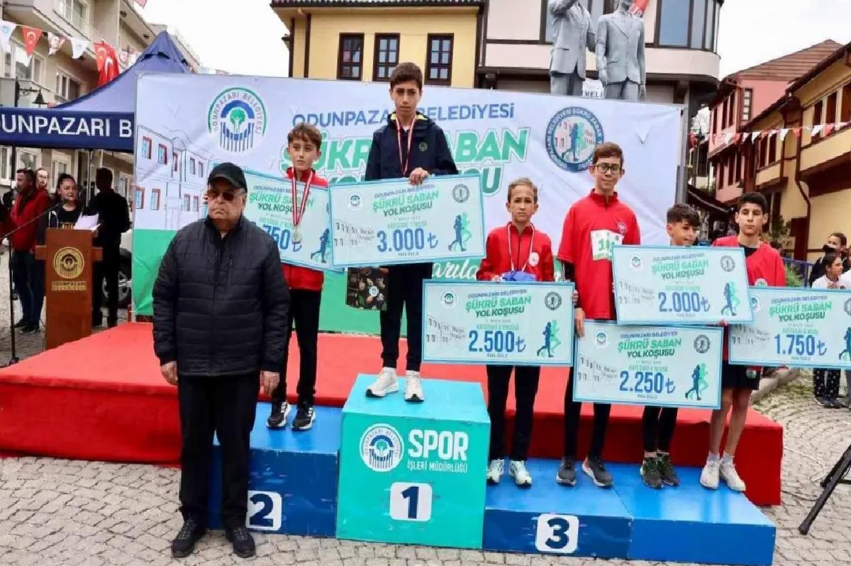 Odunpazarı’nda 19 Mayıs Bayramı Anısına Şükrü Saban Yol Koşusu Düzenlendi