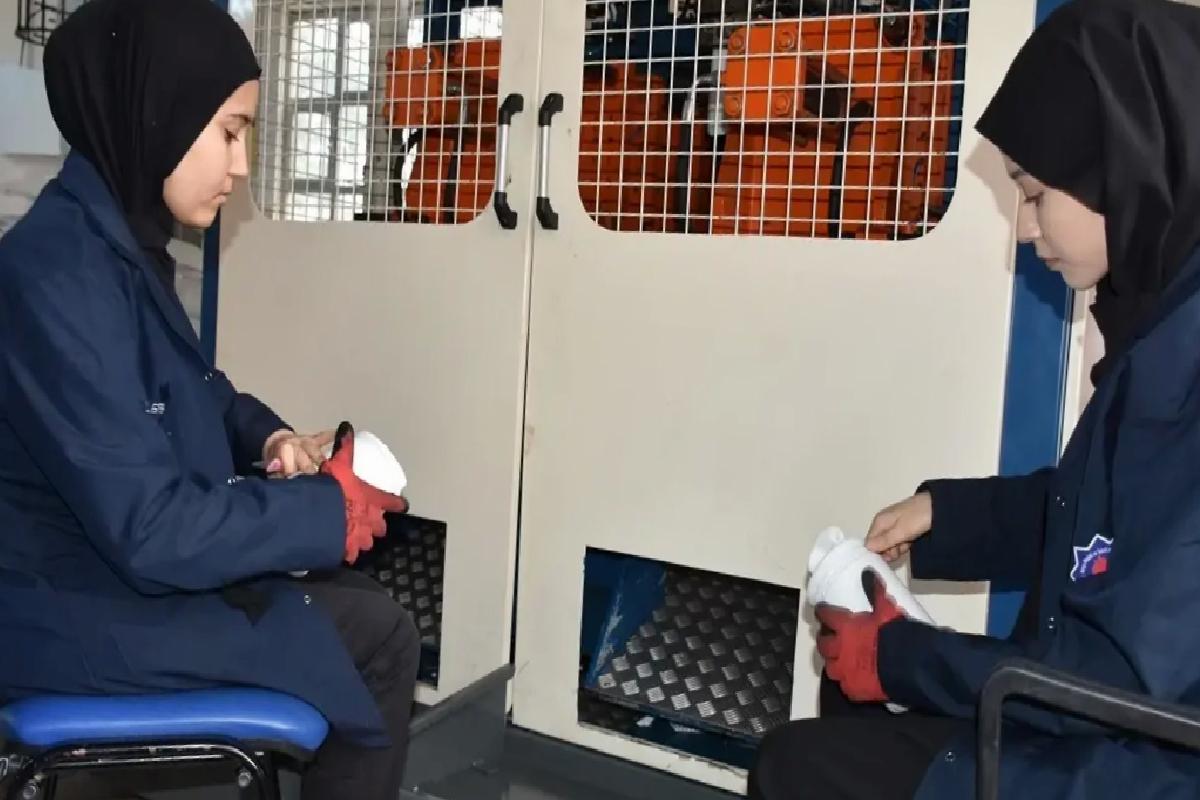 Öğrenciler Plastik Üretiminde Çıkar Sağlıyor