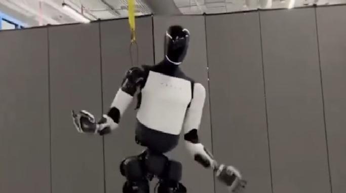 Optimus’tan etkileyici dans gösterisi