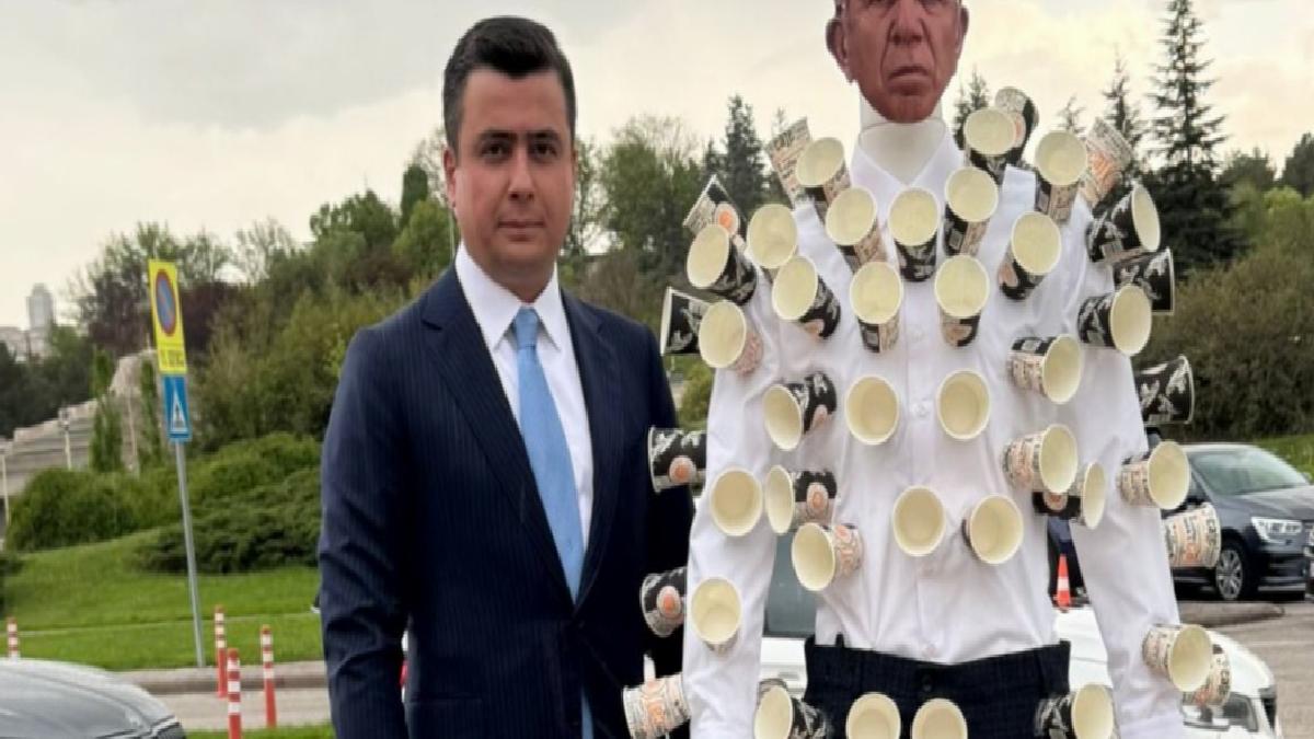 Osman Gökçek, Meclis’e Mansur Yavaş maskeli cansız model getirdi