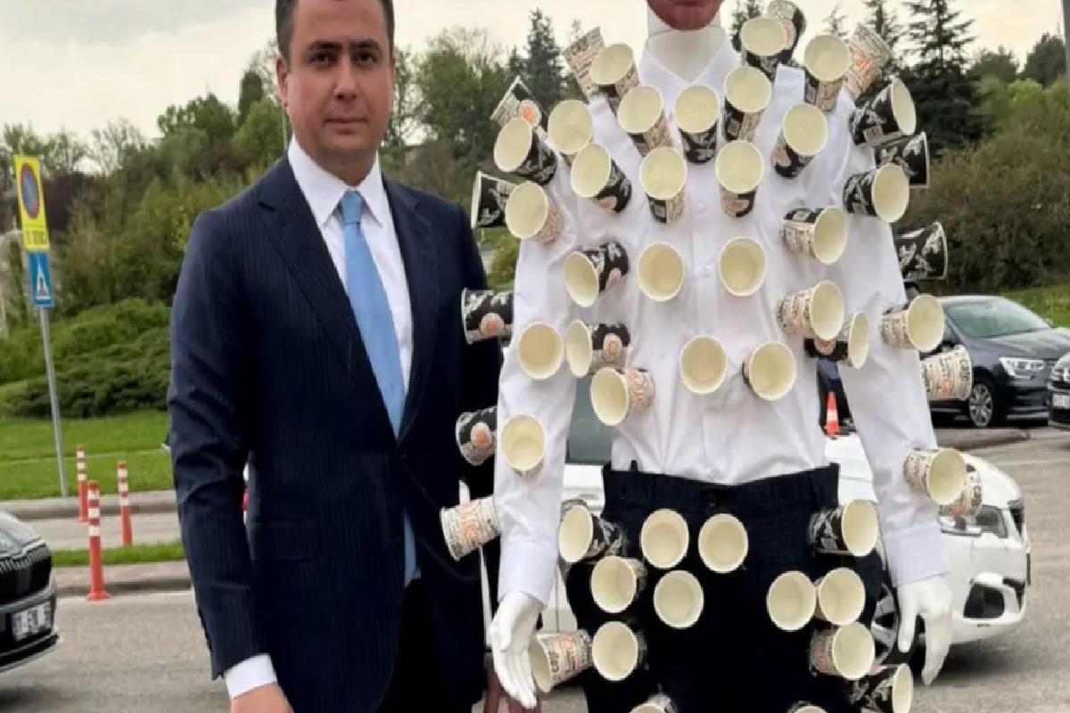 Osman Gökçek, Meclis’e Yavaş maskeli cansız modelle geldi