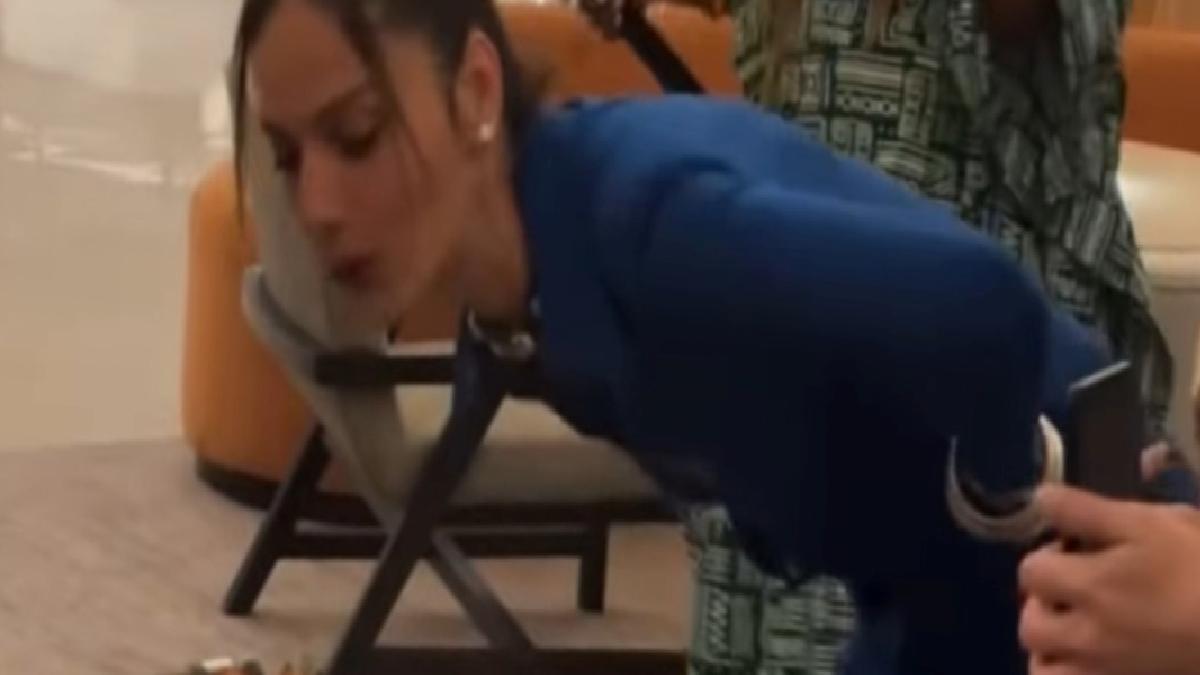 Oyuncu Gülcan Arslan doğum günü stili!  Elbisenin düğmelerini kapatmadı