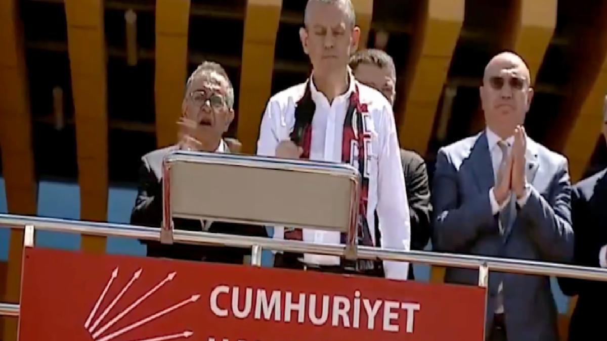 Özgür Özel, Sırrı Süreyya için Fatiha yerine alkış istedi