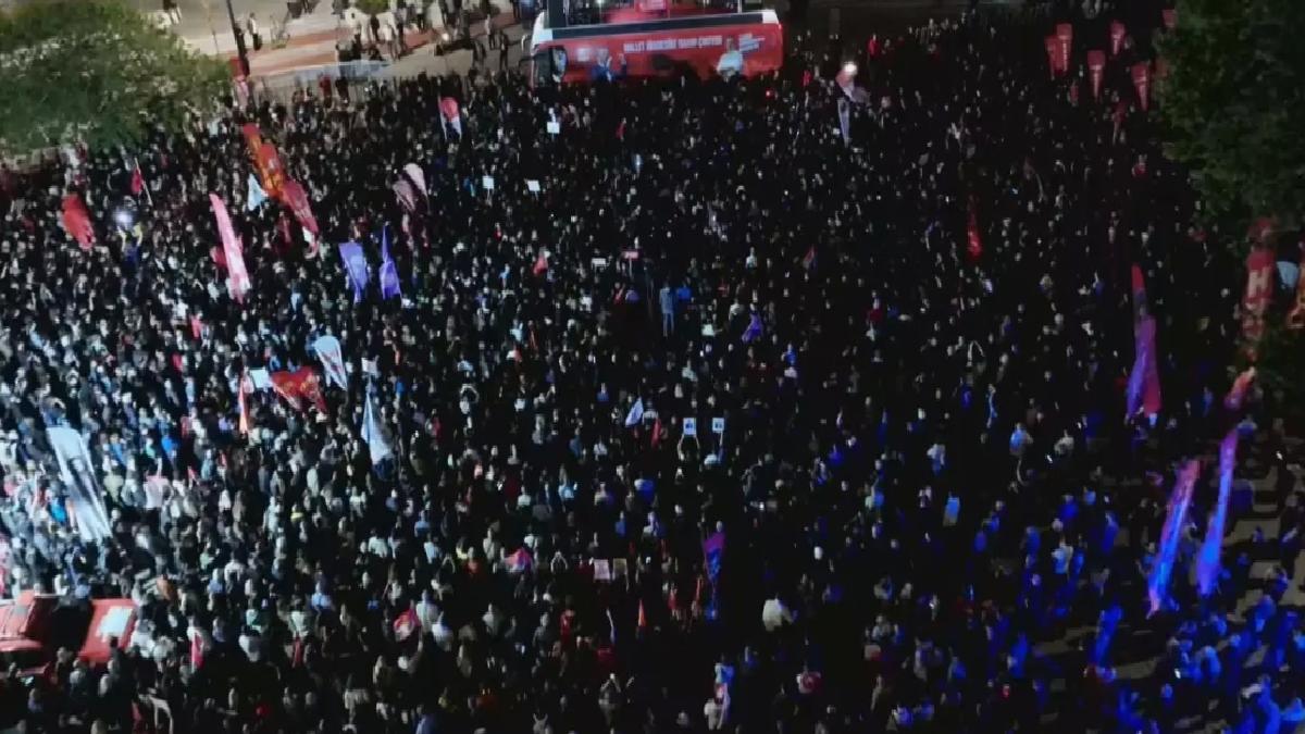 Özgür Özel’den Beyazıt Meydanı’nda güçlü iletiler