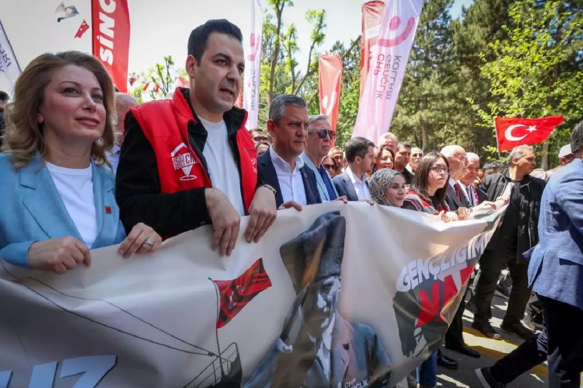 Özgür Özel’den Demokrasi Vurgusu