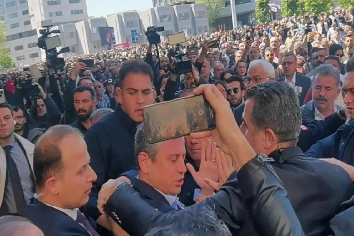 Özgür Özel’e AKM çıkışı yumruklu atak